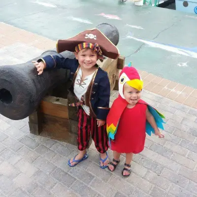 a statue of a man and a woman standing on a sidewalk